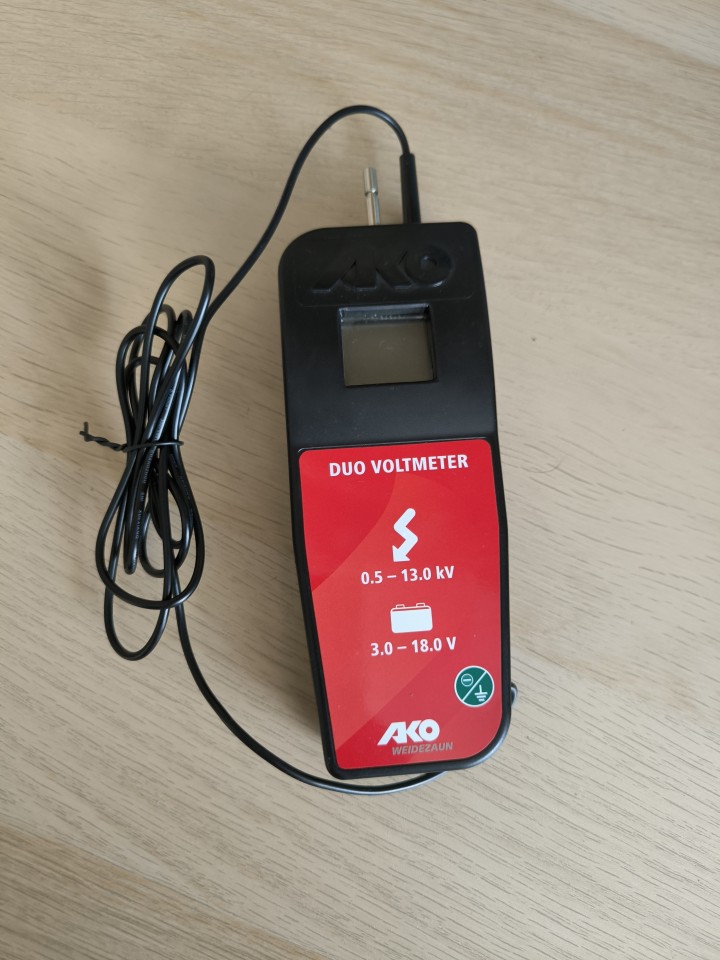 Recenzie produs - Tester digital pentru garduri electrice, acumulatori și baterii, 3-18 V, 500-13000 V - agroelectro.ro